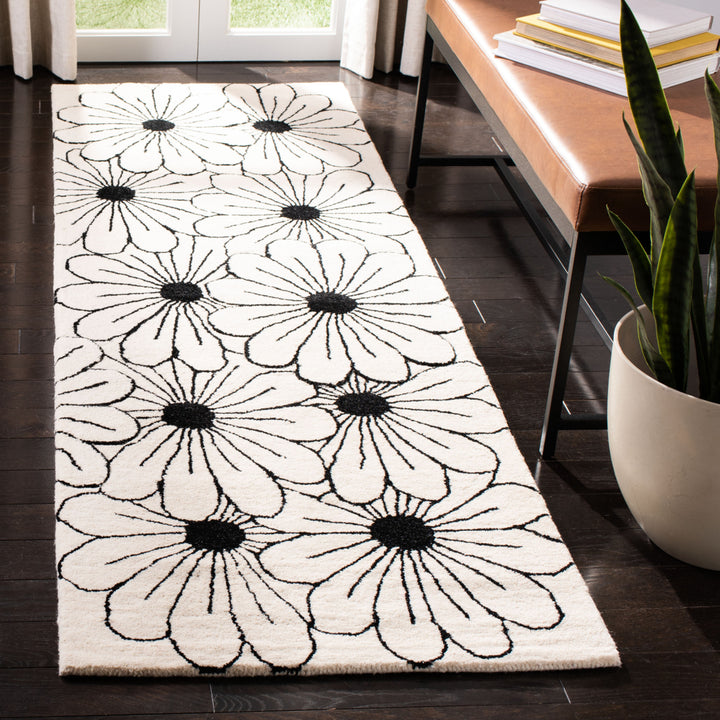 SAFAVIEH Soho SOH768B Handmade Ivory / Black Rug Image 9