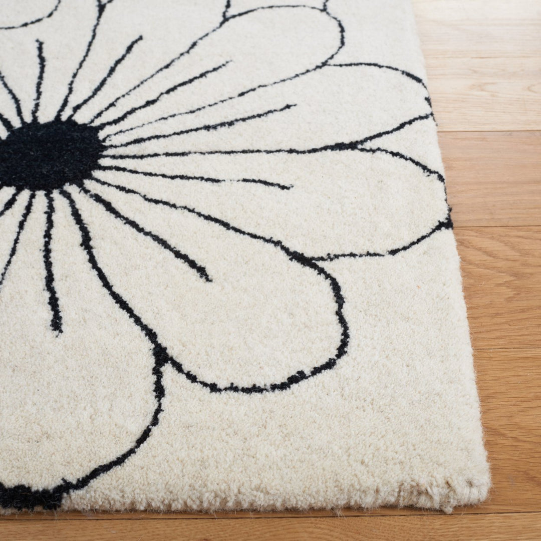 SAFAVIEH Soho SOH768B Handmade Ivory / Black Rug Image 10