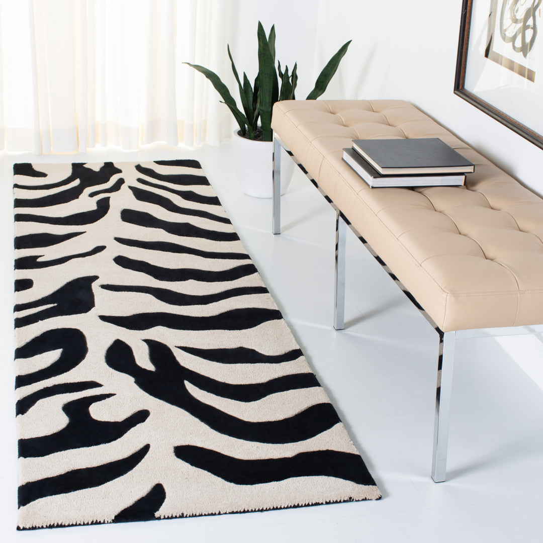 SAFAVIEH Soho SOH784A Handmade Beige / Black Rug Image 3