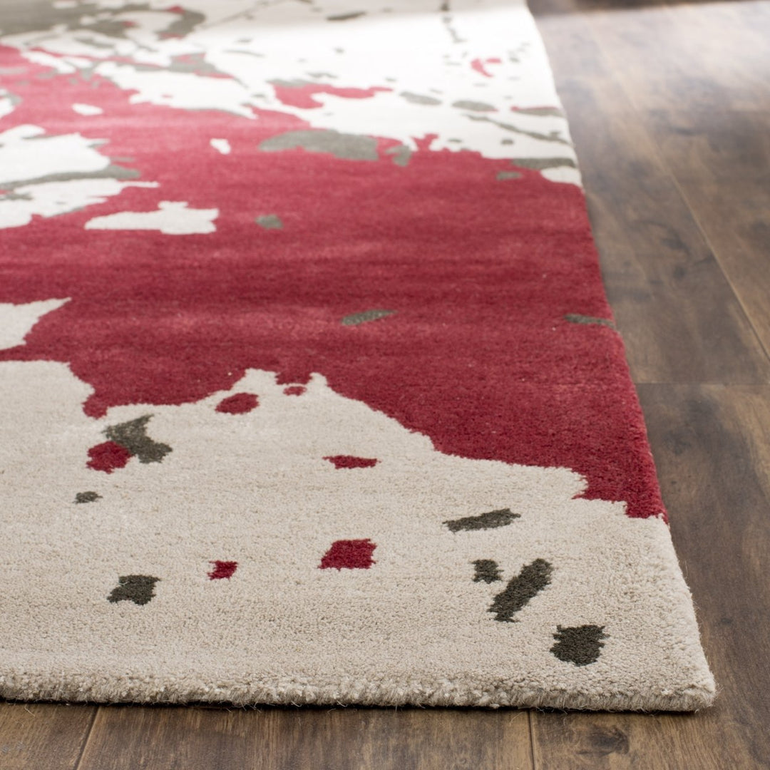 SAFAVIEH Soho Collection SOH794A Handmade Beige / Red Rug Image 3