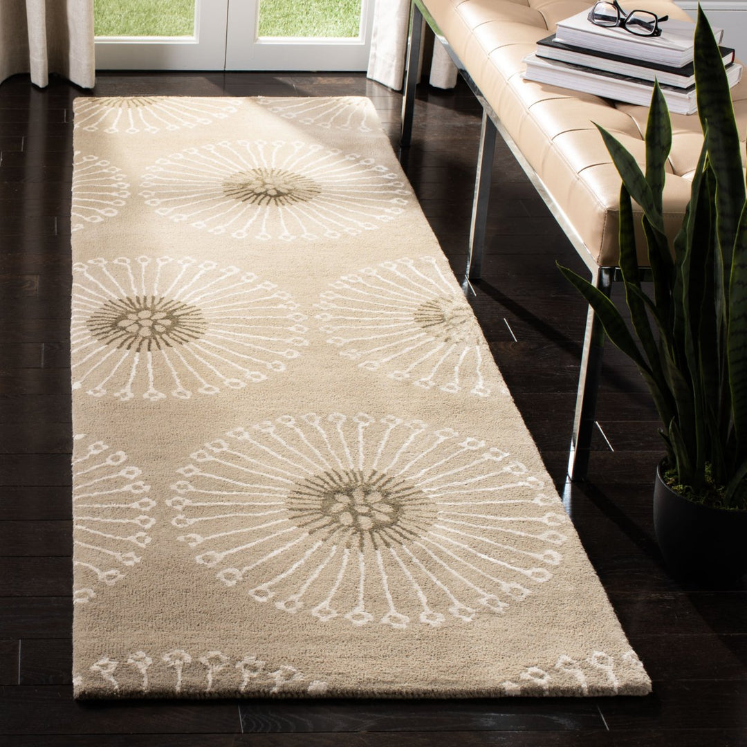 SAFAVIEH Soho SOH821A Handmade Beige / Brown Rug Image 10