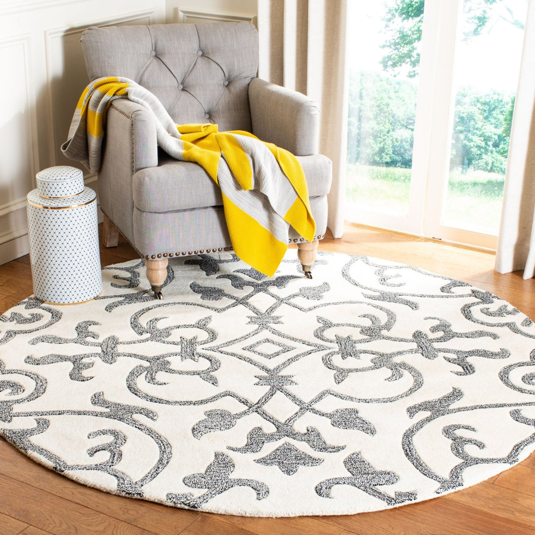 SAFAVIEH Soho Collection SOH840A Handmade Ivory/Grey Rug Image 2