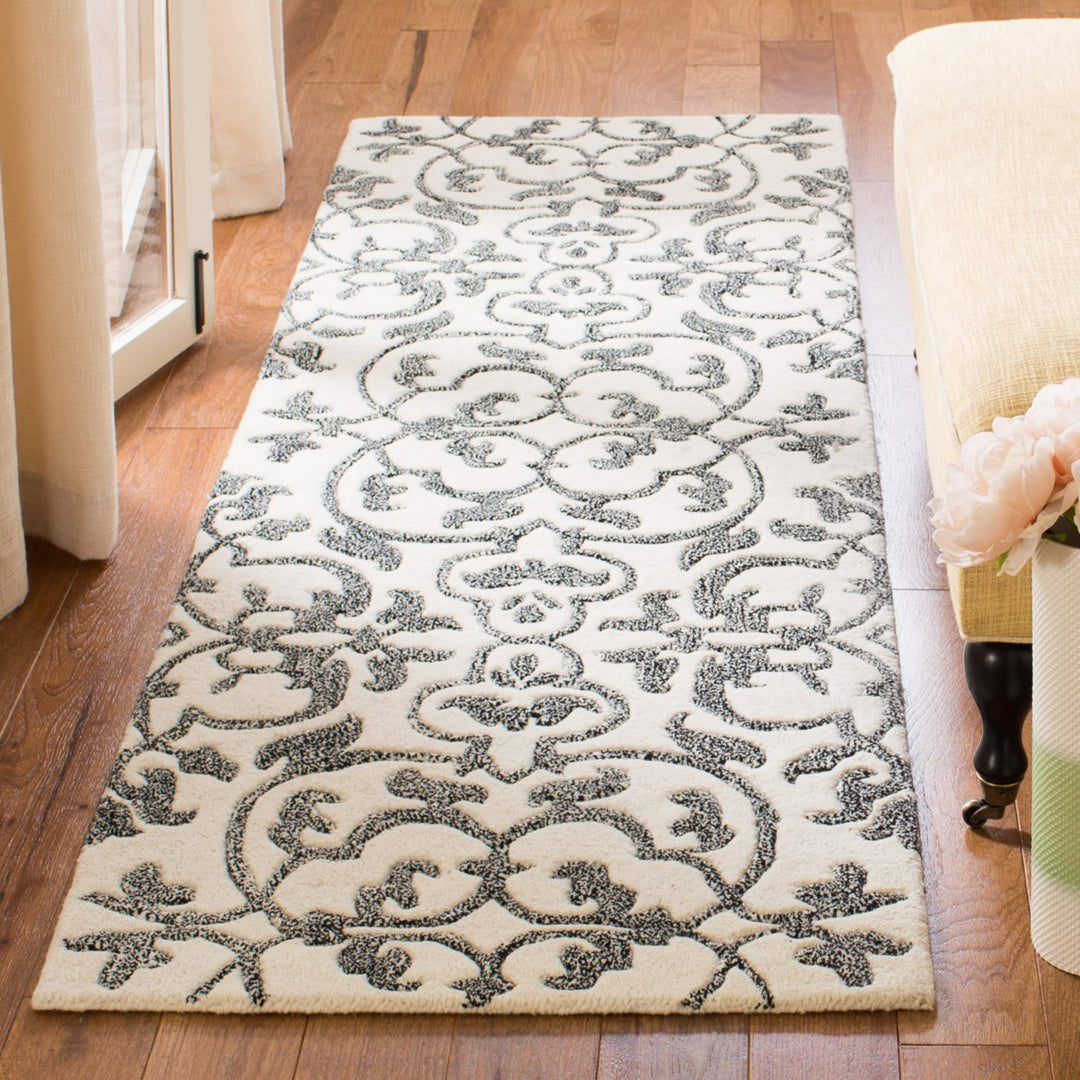 SAFAVIEH Soho Collection SOH840A Handmade Ivory/Grey Rug Image 3