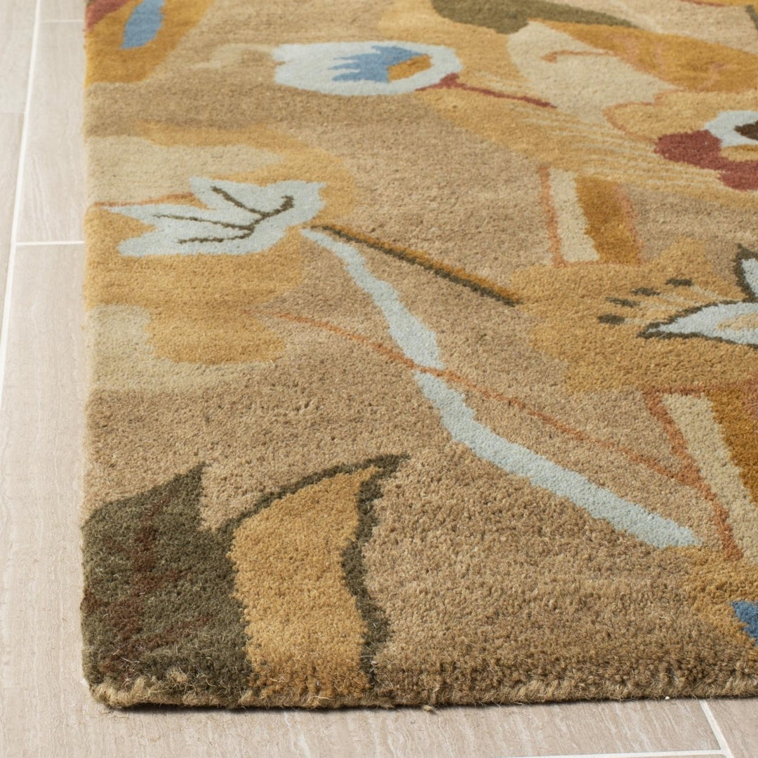 SAFAVIEH Soho SOH850A Handmade Beige / Multi Rug Image 6