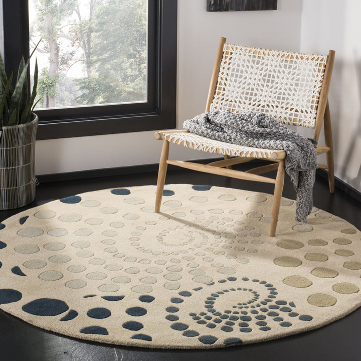 SAFAVIEH Soho SOH859B Handmade Beige / Multi Rug Image 2