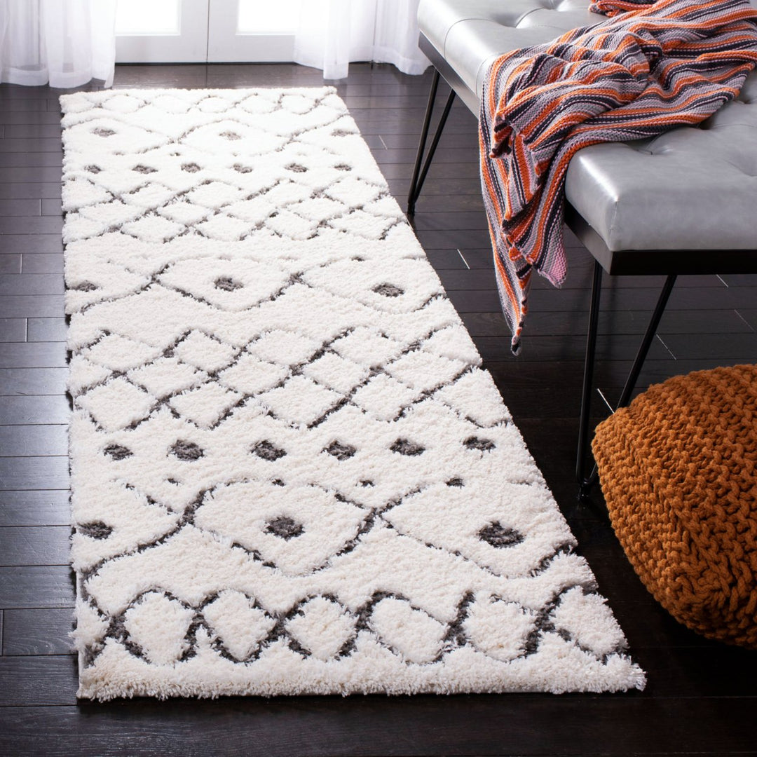 SAFAVIEH Sparta Shag Collection SPG510C Ivory / Grey Rug Image 3