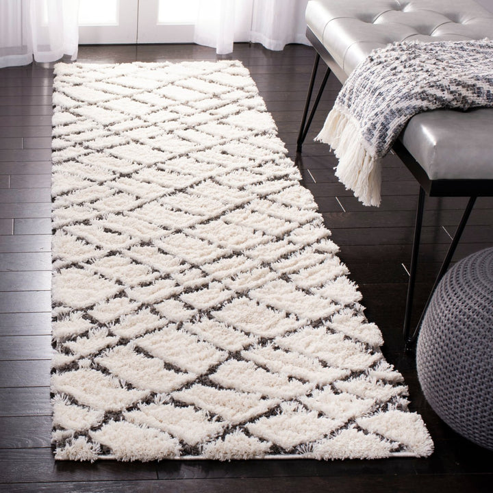 SAFAVIEH Sparta Shag Collection SPG512C Ivory / Grey Rug Image 3