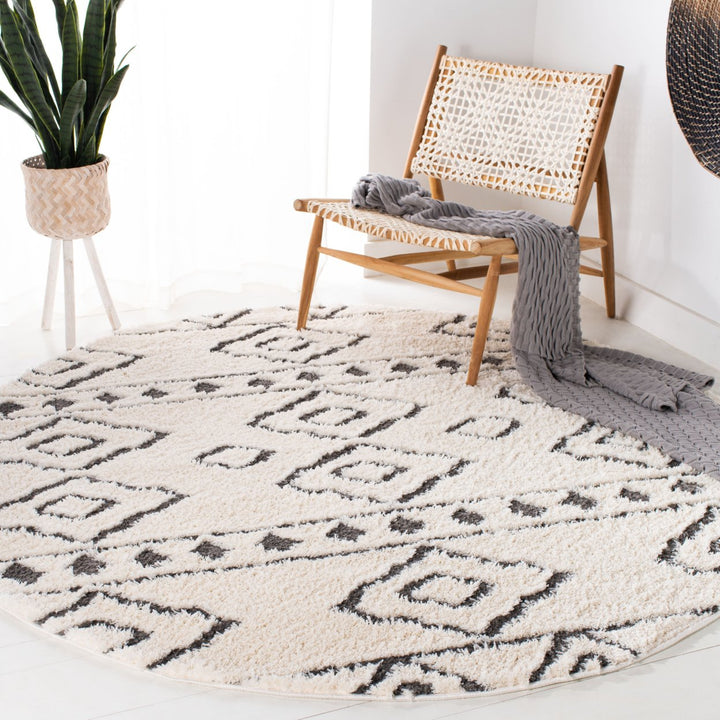 SAFAVIEH Sparta Shag Collection SPG513C Ivory / Grey Rug Image 2