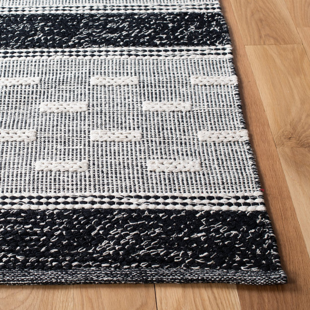 SAFAVIEH Striped Kilim STK518Z Black / Ivory Rug Image 5