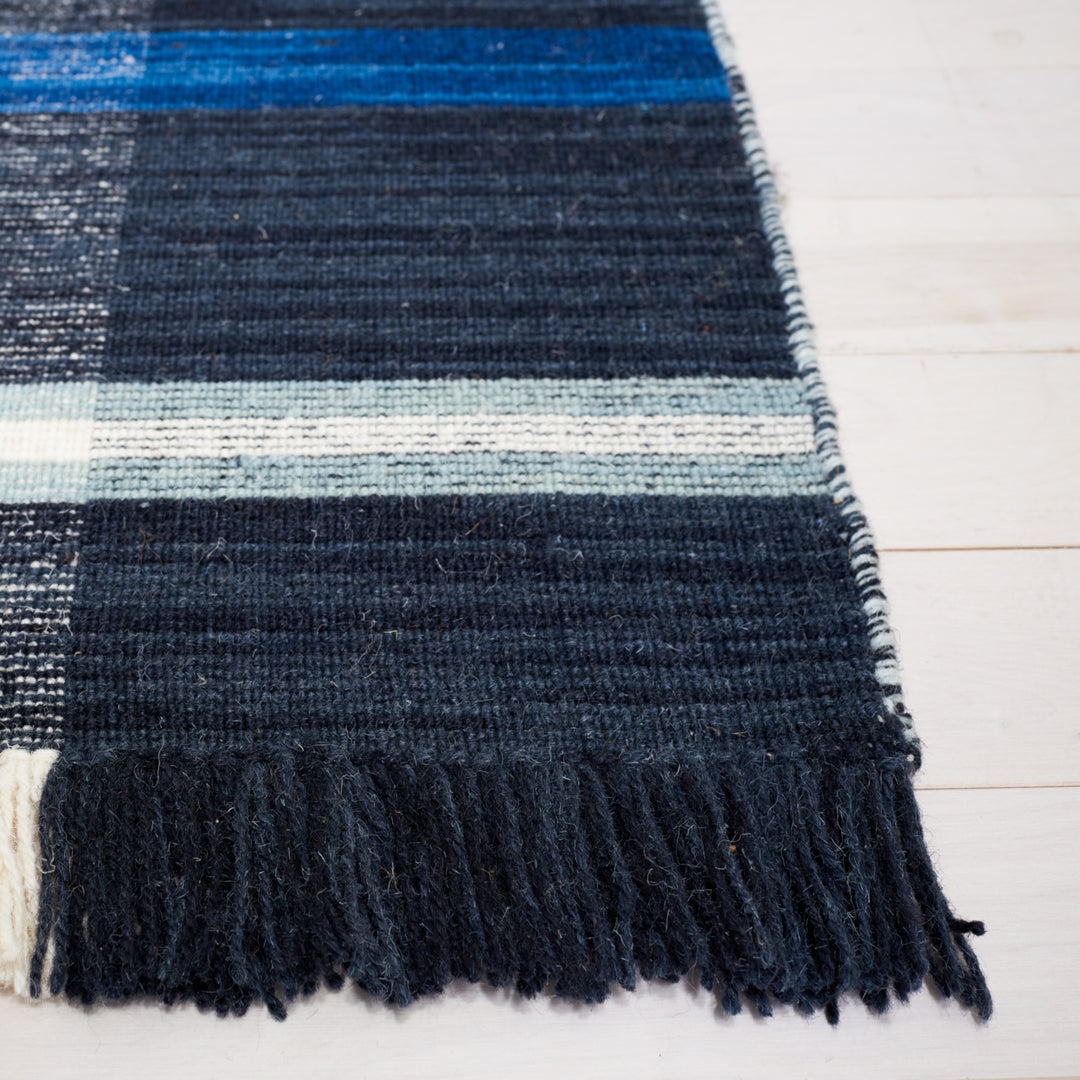 SAFAVIEH Striped Kilim STK703N Navy / Charcoal Rug Image 4