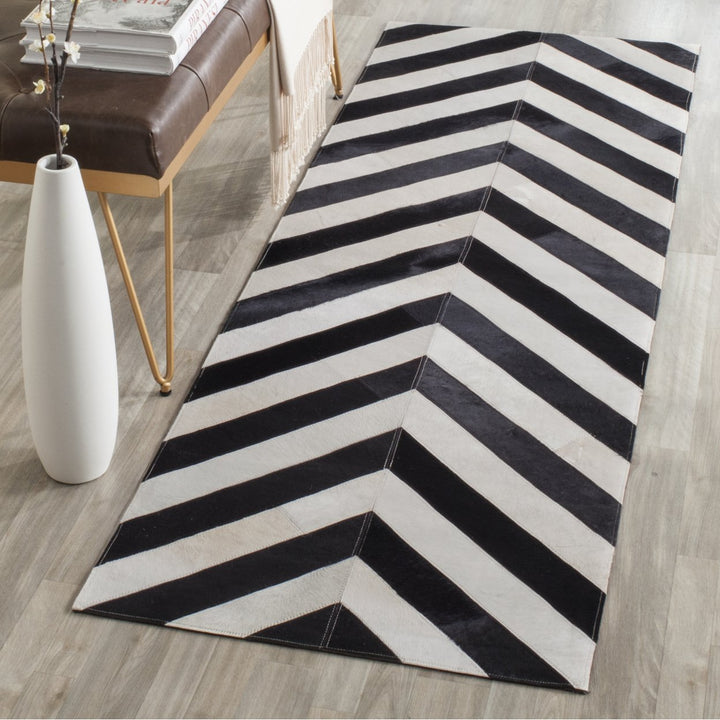 SAFAVIEH Studio Leather STL122A White / Black Rug Image 2