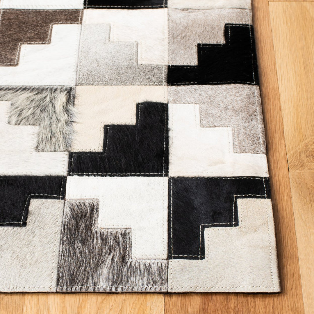 SAFAVIEH Studio Leather STL172A Ivory / Black Rug Image 4