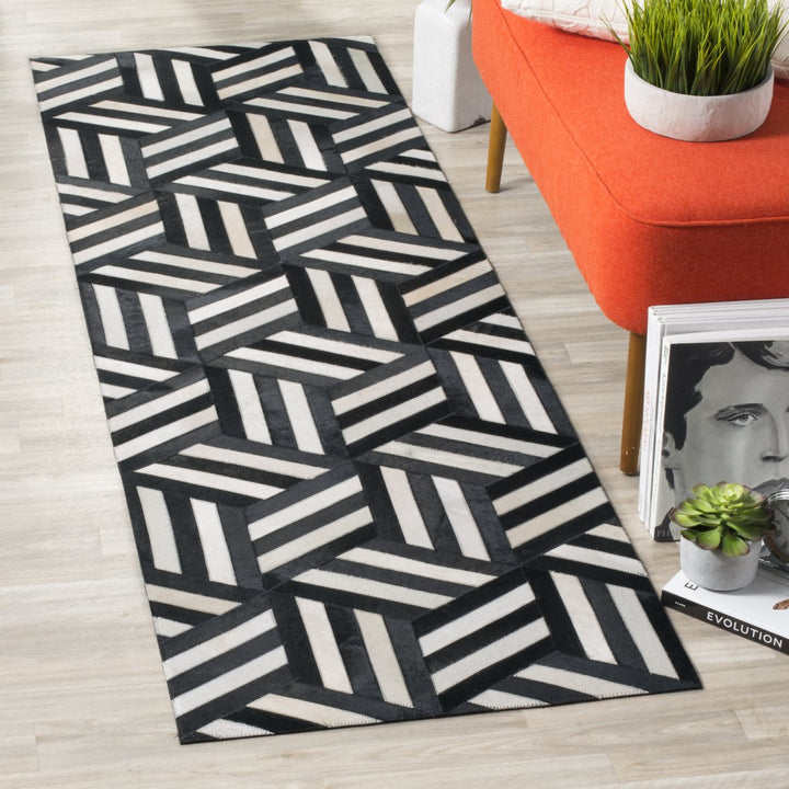 SAFAVIEH Studio Leather STL219A Ivory / Black Rug Image 2