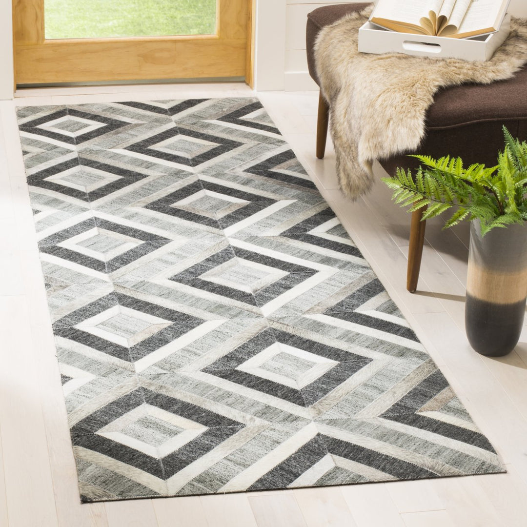 SAFAVIEH Studio Leather STL221A Ivory / Dark Grey Rug Image 2