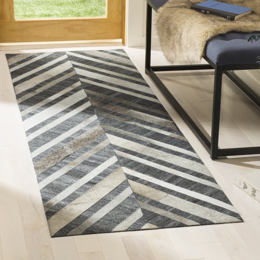 SAFAVIEH Studio Leather STL223A Ivory / Dark Grey Rug Image 2