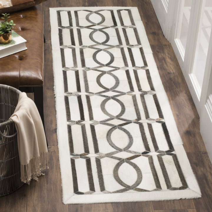 SAFAVIEH Studio Leather STL662A Ivory / Grey Rug Image 2