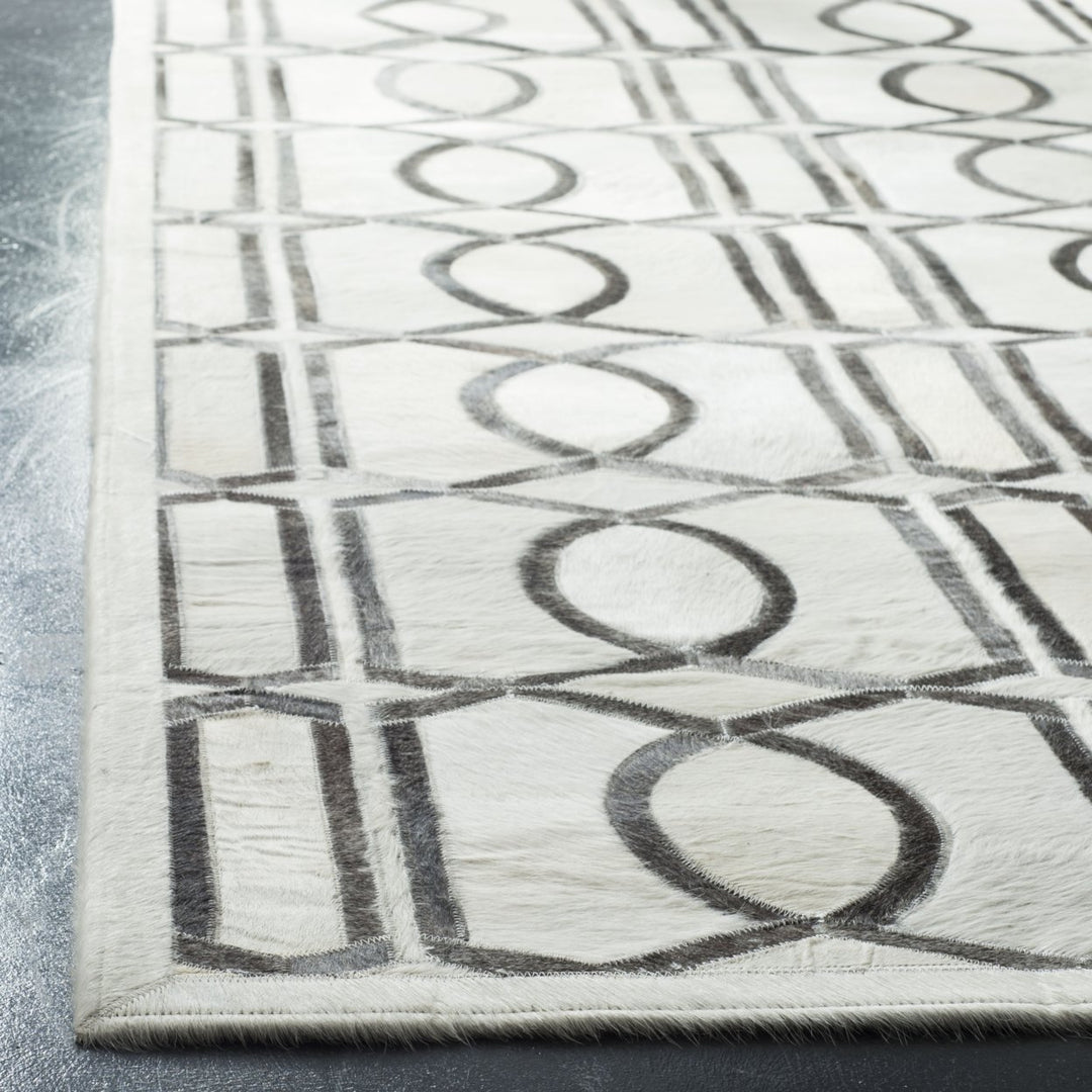 SAFAVIEH Studio Leather STL662A Ivory / Grey Rug Image 4