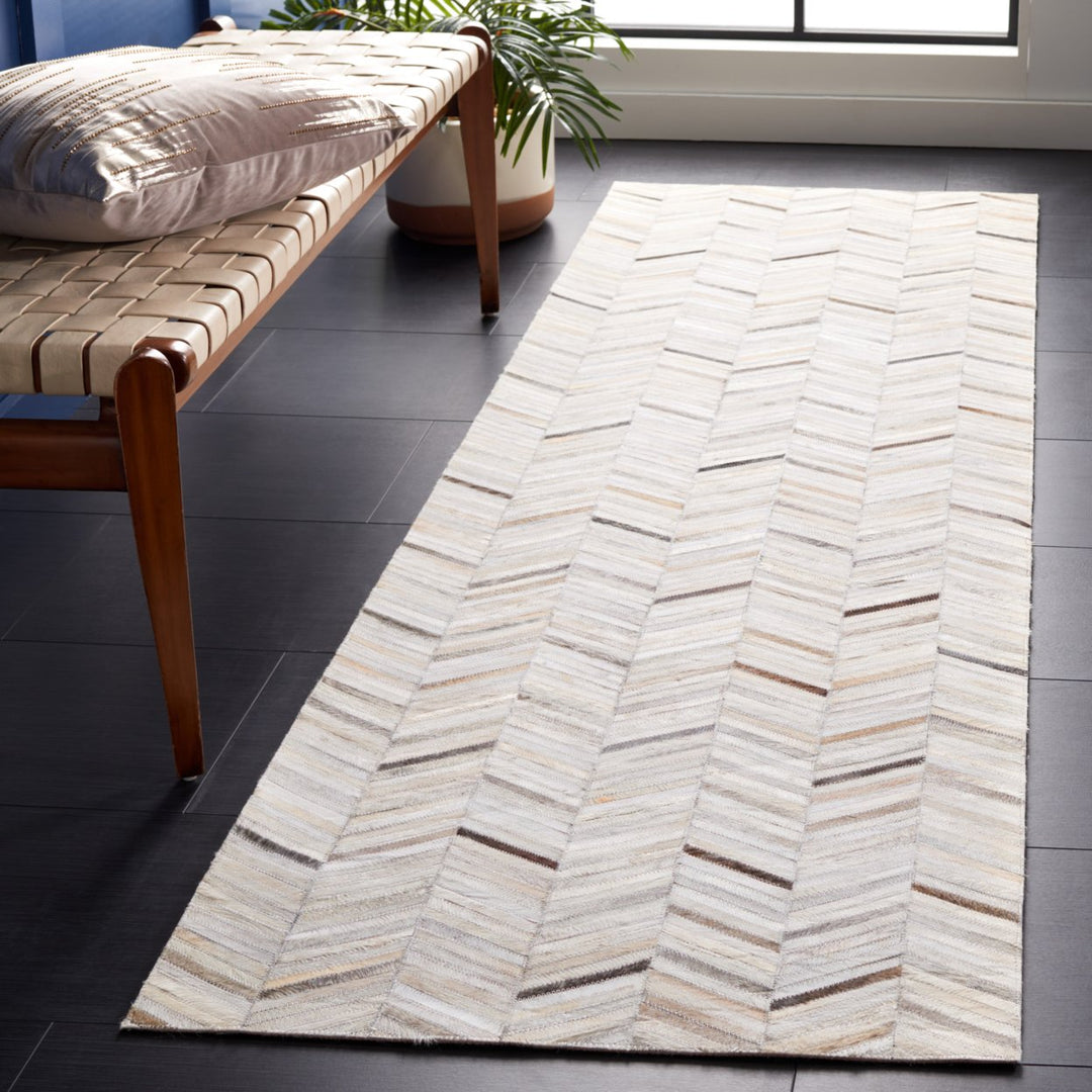 SAFAVIEH Studio Leather STL802A Ivory / Grey Rug Image 2