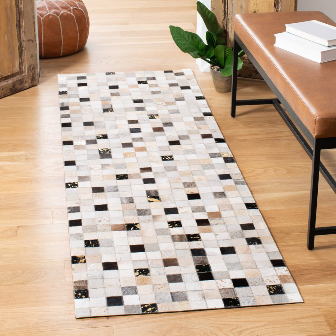 SAFAVIEH Studio Leather STL810A Ivory / Black Rug Image 2