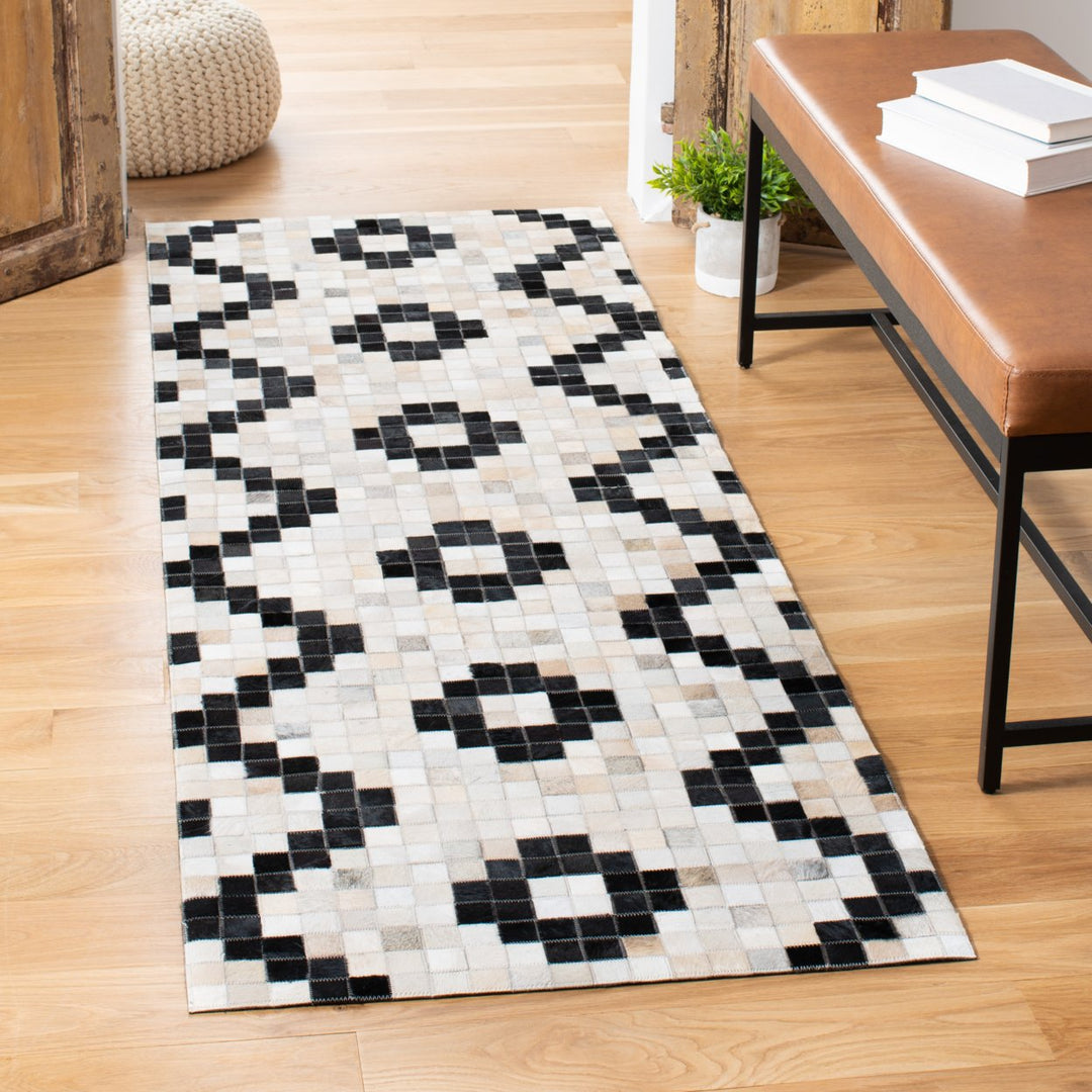 SAFAVIEH Studio Leather STL811A Ivory / Black Rug Image 2