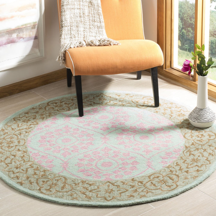 SAFAVIEH Suzani SZN103A Hand-hooked Taupe / Pink Rug Image 2