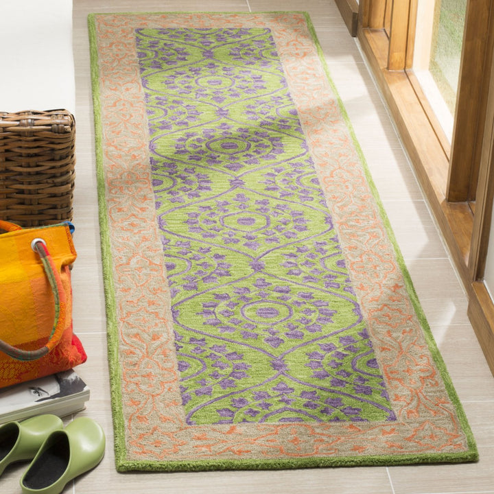 SAFAVIEH Suzani SZN102A Hand-hooked Green / Violet Rug Image 3
