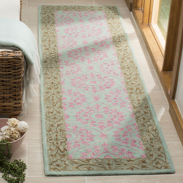 SAFAVIEH Suzani SZN103A Hand-hooked Taupe / Pink Rug Image 3