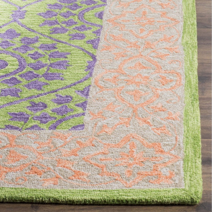 SAFAVIEH Suzani SZN102A Hand-hooked Green / Violet Rug Image 7