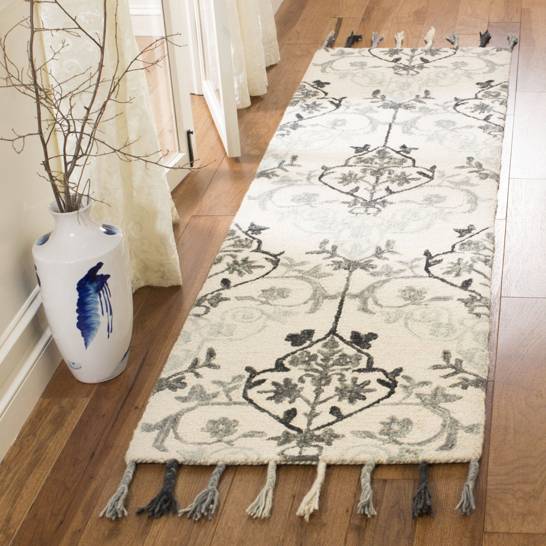 SAFAVIEH Suzani SZN204A Hand-hooked Ivory / Grey Rug Image 2