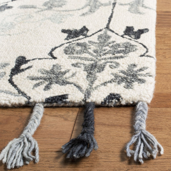 SAFAVIEH Suzani SZN204A Hand-hooked Ivory / Grey Rug Image 4