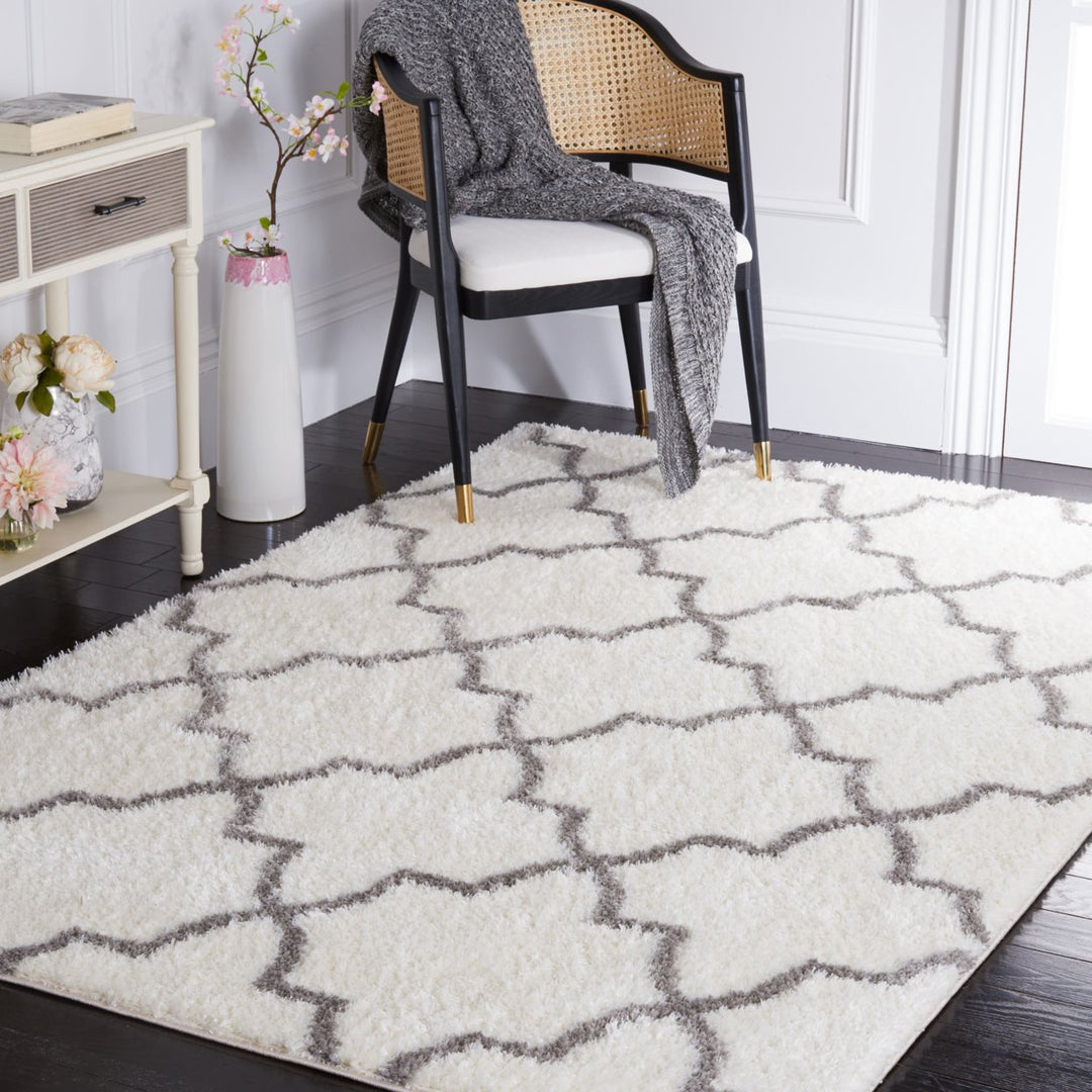 SAFAVIEH Tahoe Shag Collection THO627C White / Grey Rug Image 1