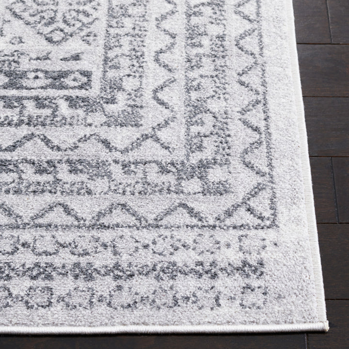 SAFAVIEH Toscana Collection TOS662F Grey / Ivory Rug Image 5