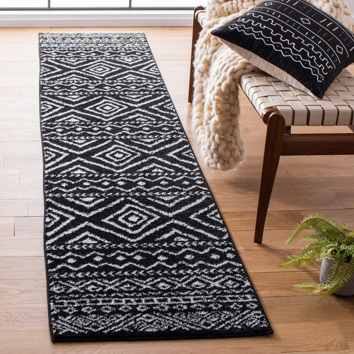 SAFAVIEH Tulum Collection TUL267Z Black / Ivory Rug Image 3