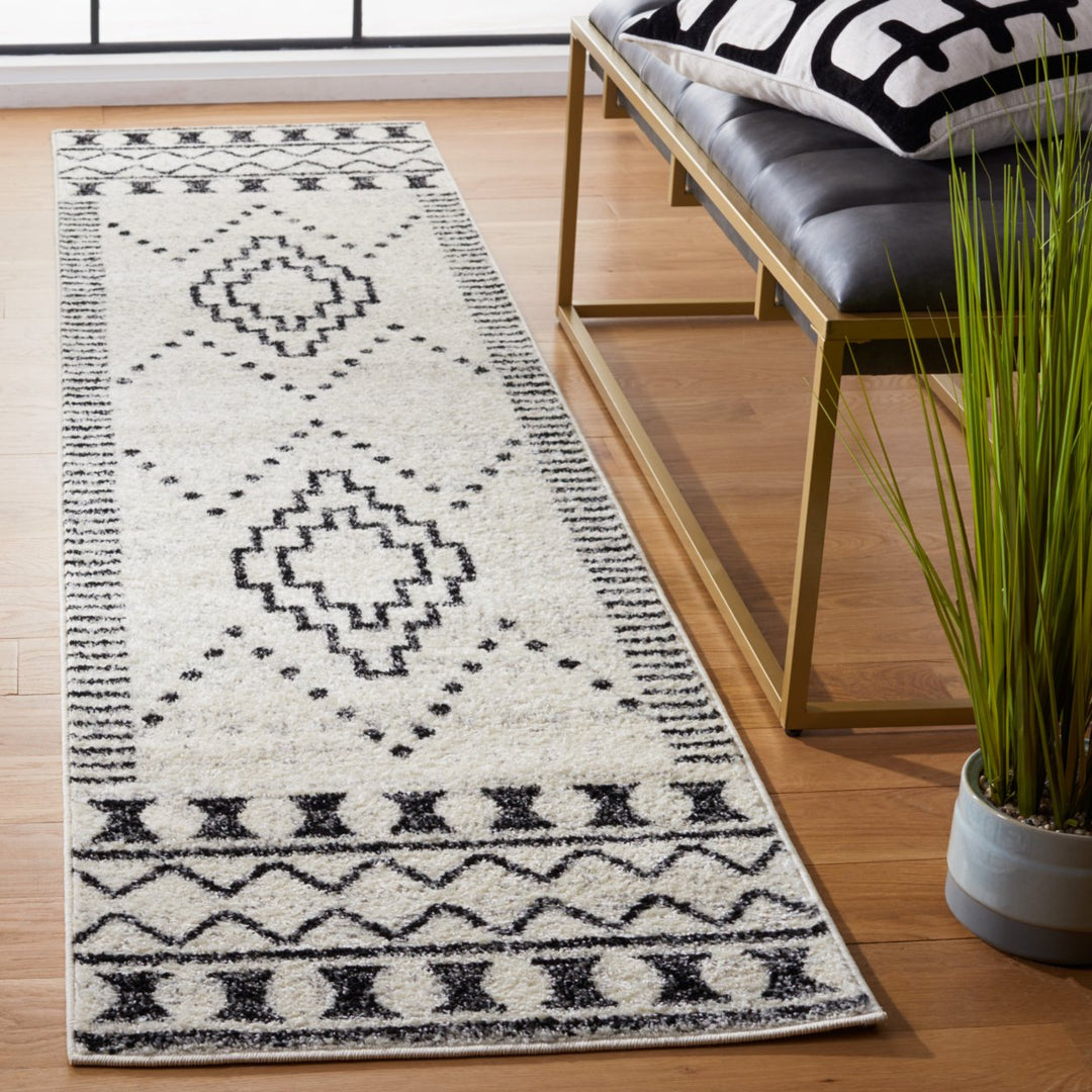 SAFAVIEH Tulum Collection TUL646Z Black / Ivory Rug Image 3