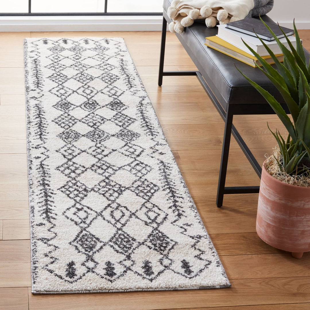 SAFAVIEH Tunisia Collection TUN736A Ivory / Black Rug Image 3