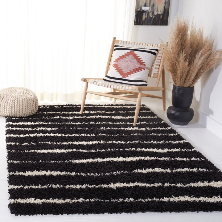 SAFAVIEH Venus Shag VNS603Z Black / Ivory Rug Image 1