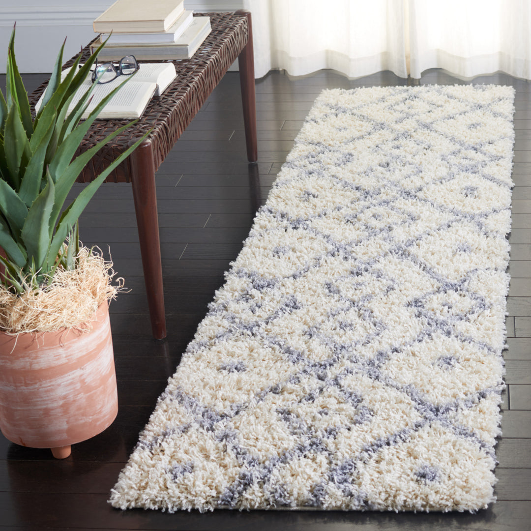 SAFAVIEH Venus Shag Collection VNS683A Ivory/Grey Rug Image 3