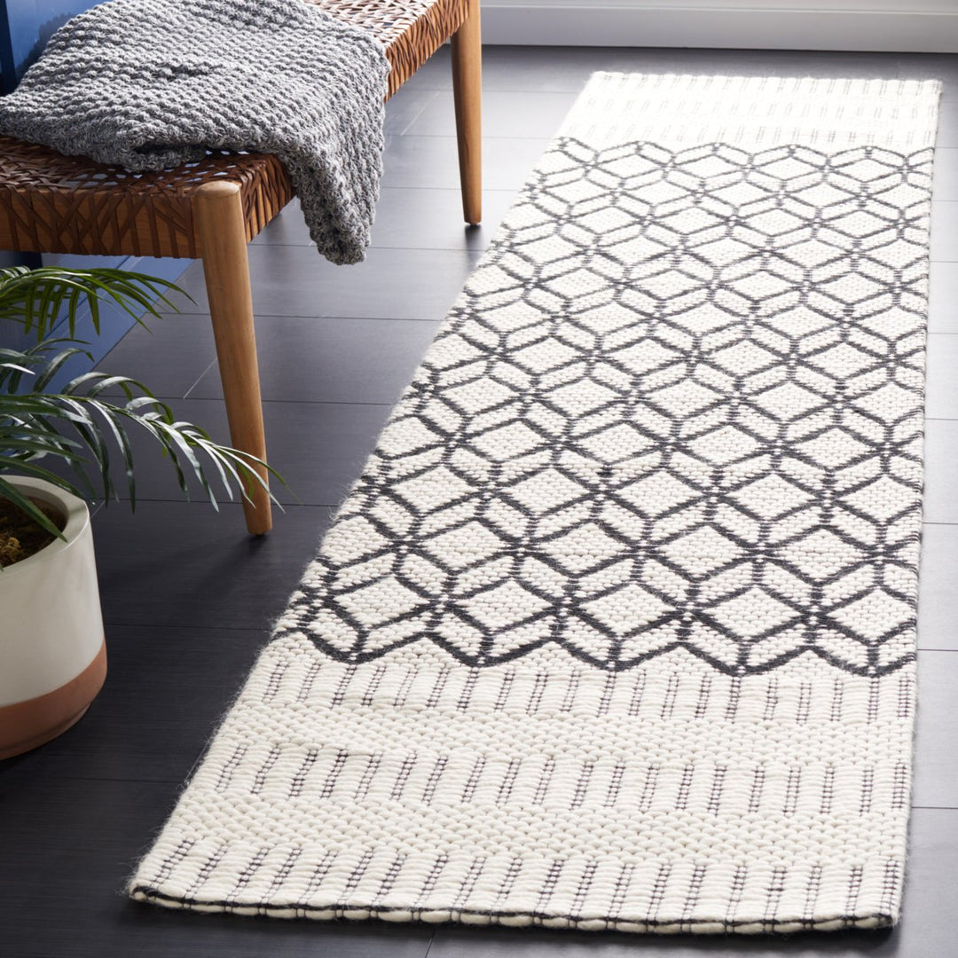 SAFAVIEH Vermont VRM150Z Handwoven Ivory / Black Rug Image 3