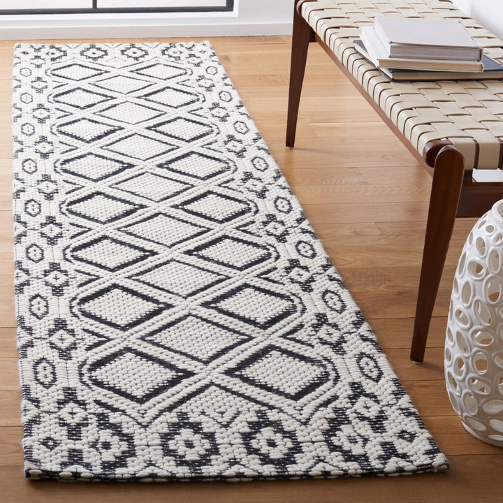 SAFAVIEH Vermont VRM151Z Handwoven Ivory / Black Rug Image 3