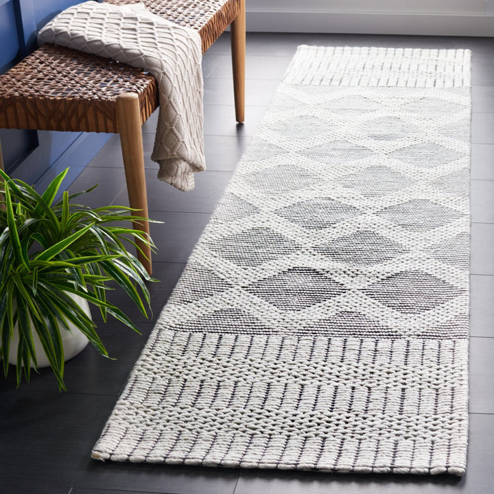 SAFAVIEH Vermont VRM152F Handwoven Grey / Ivory Rug Image 3