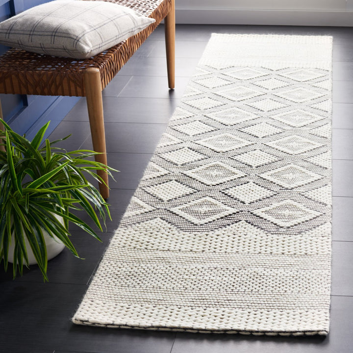 SAFAVIEH Vermont VRM153Z Handwoven Ivory / Black Rug Image 3