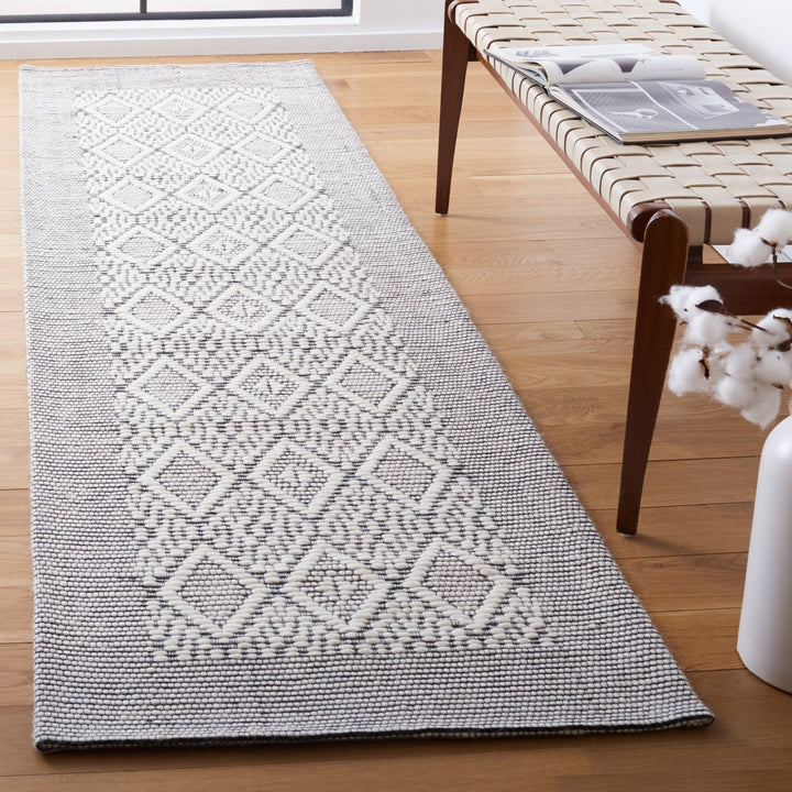 SAFAVIEH Vermont VRM155Z Handwoven Ivory / Black Rug Image 3