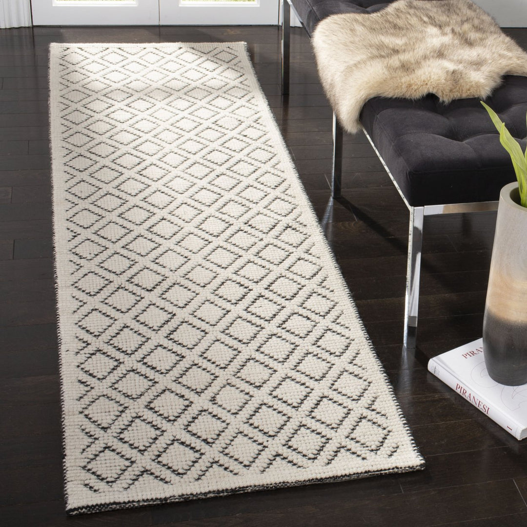 SAFAVIEH Vermont VRM304Z Handwoven Ivory / Black Rug Image 9