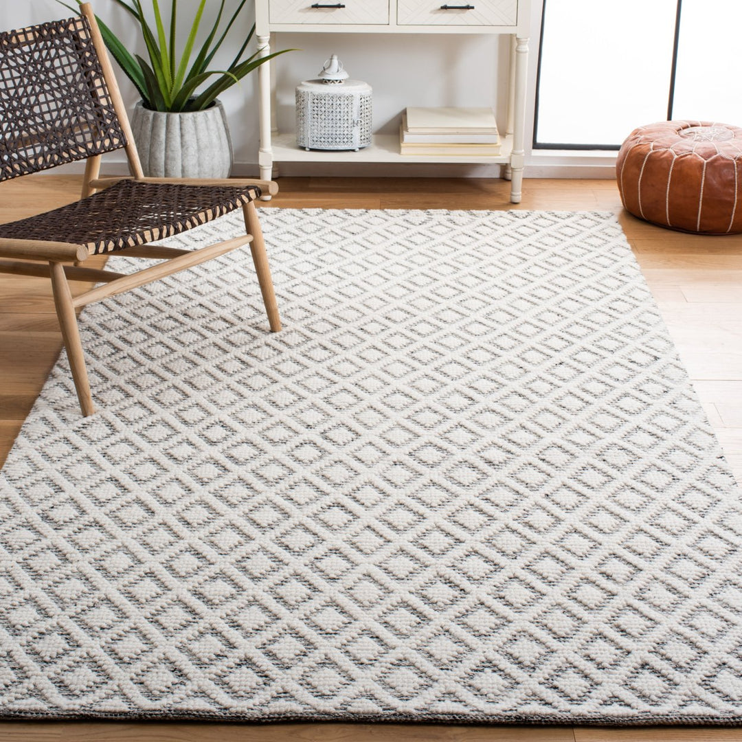 SAFAVIEH Vermont VRM304F Handwoven Ivory / Grey Rug Image 1