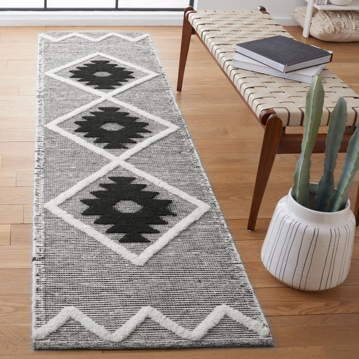 SAFAVIEH Vermont Collection VRM602H Black / Ivory Rug Image 3