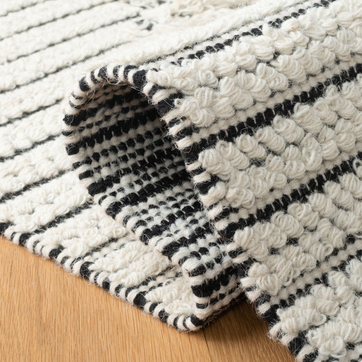 SAFAVIEH Vermont VRM502A Handwoven Ivory / Black Rug Image 9