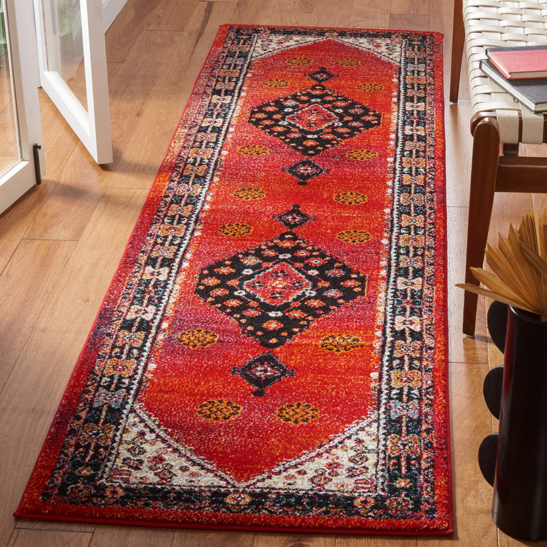 SAFAVIEH Vintage Hamadan VTH202Q Red / Black Rug Image 3