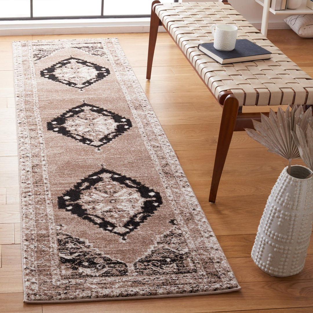 SAFAVIEH Vintage Hamadan VTH228T Brown / Ivory Rug Image 3