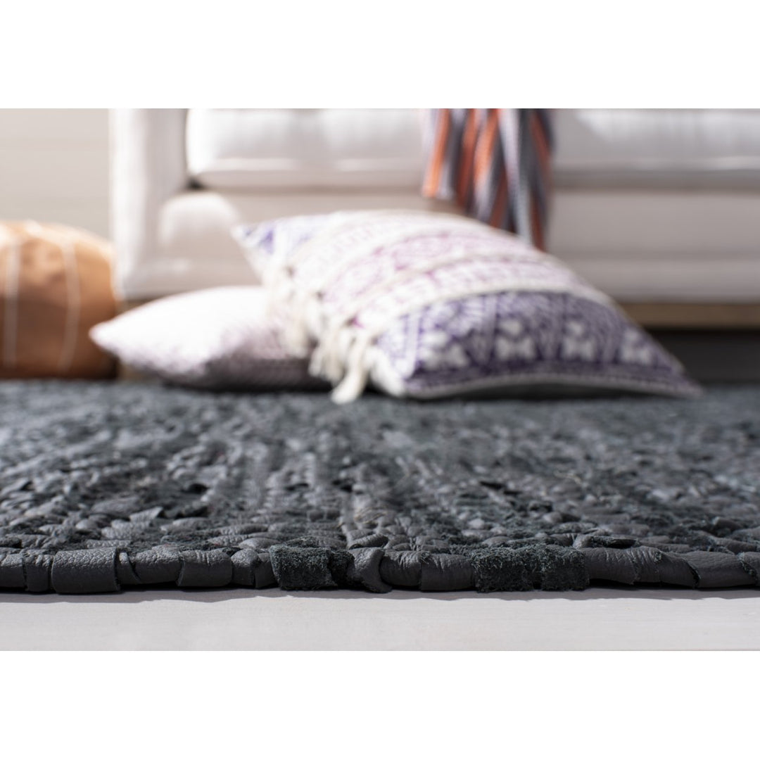 SAFAVIEH Vintage Leather VTL201Z Black / Grey Rug Image 6