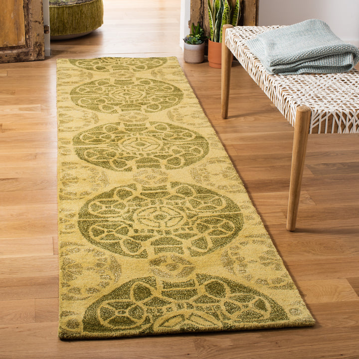 SAFAVIEH Wyndham WYD376L Handmade Honey / Green Rug Image 3